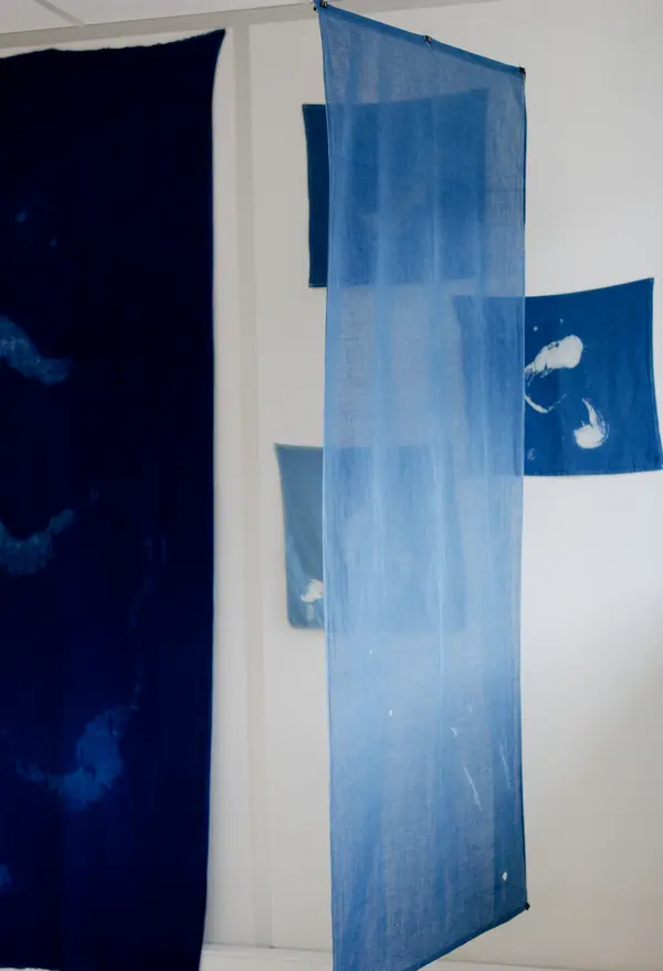 Natural indigo dye with shibori technique, on handloomed linen from India, collaboration with Maison Teintée
 80 cm x 200 cm - 31 x 79 inches